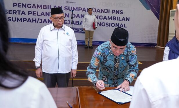 Menaker Lantik 976 ASN, Tekankan Semangat Belajar, Integritas, dan Kekompakan