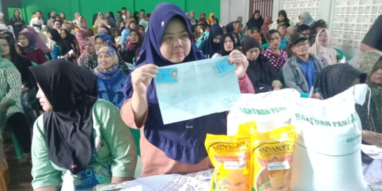 Bantuan Pangan Disalurkan, Warga Desa Neglasari Senang