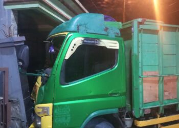 Terjadi Tabrakan dua Minibus Menghantam Satu Unit Rumah Warga