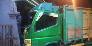Terjadi Tabrakan dua Minibus Menghantam Satu Unit Rumah Warga