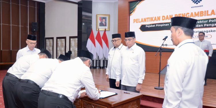 Lantik Pejabat Baru, Menaker Minta Berikan Kinerja Terbaik bagi Masyarakat
